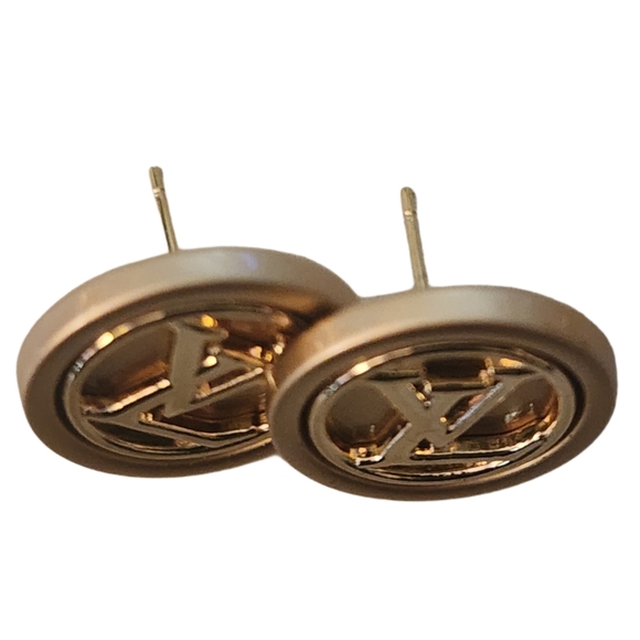 Louis Vuitton Elegant Gold Earrings - Picture 2 of 3